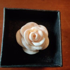 White rose resin ring